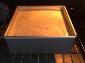 送入事先预热好的烤箱下层，上下火140度，40分钟。