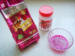 准备食材，红心火龙果取汁过滤备用。