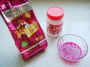 准备食材，红心火龙果取汁过滤备用。
