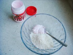 面粉里倒入玉米油，加入Fluff棉花糖。