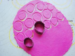 面团擀成薄片，用花瓣模具刻出大小花瓣。