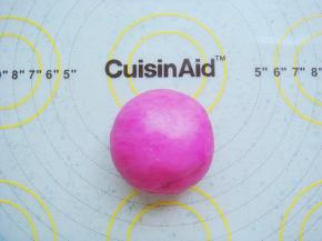 和成光滑的面团盖上保鲜膜静置20分钟。