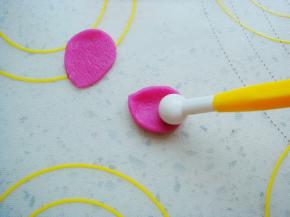 花瓣用圆头工具在中间压几下，中心成凹下去的小花瓣，依次做好。