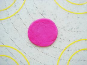 剩余面团刻出几个圆形面片做花托。