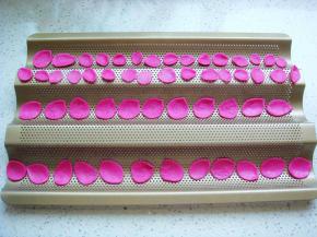 摆入模具中。（图中使用的是法棍模具，利用弧度烤出的花瓣更漂亮，也可用其他类似模具代替。）