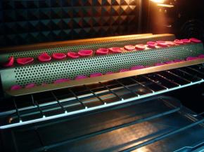 烤箱提前预热，上170度，下165度，放中层，烤10分钟。烤好后晾凉备用。