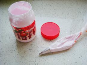 取适量棉花糖装入裱花袋里，揉几下排除空气，棉花糖会更细腻，代替糖霜用来固定饼干。（最小号圆口裱花嘴）