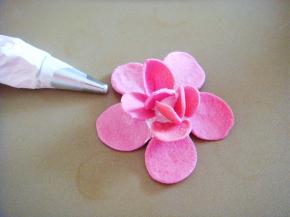 再挤上点棉花糖，随意摆放小号花瓣。