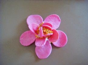 花心处挤上点棉花糖，撒上干桂花。