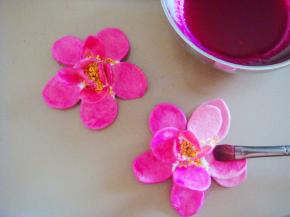 剩余的红火龙果汁，用小刷子在花瓣上薄薄的刷一层。（小号花瓣组合就是含苞待放的小荷花。）