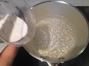 倒入白砂糖和白凉粉，边倒边搅拌