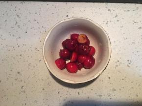 将水果处理好，去核切小块