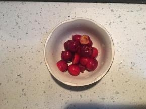 将水果处理好，去核切小块