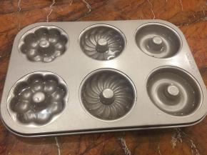 将白凉粉溶液倒入模具容器，先倒三分之一满