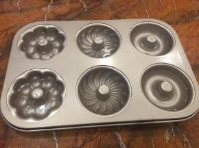 将白凉粉溶液倒入模具容器，先倒三分之一满