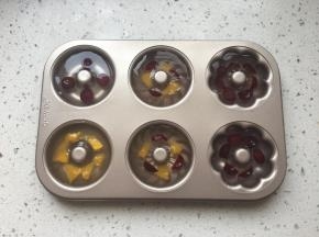 再倒入白凉粉溶液至9成满（如果溶液凝固可加热一小会，会变成液体）