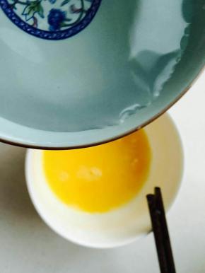 鸡蛋打散，加水，搅拌。