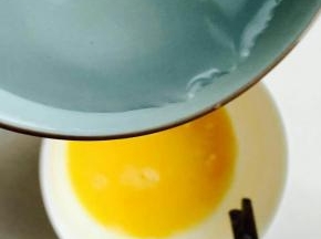 鸡蛋打散，加水，搅拌。