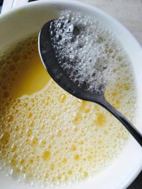 用勺子撇去沫沫，这一步很重要。