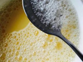 用勺子撇去沫沫，这一步很重要。
