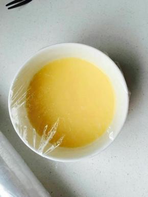 盖上保鲜膜，防止水气掉到碗里。