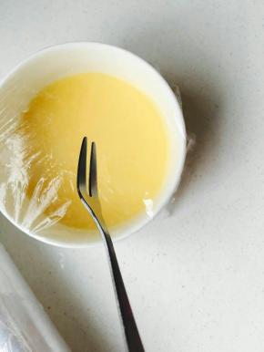 用叉子扎几个小孔。