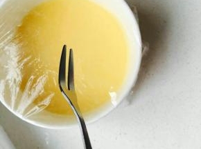 用叉子扎几个小孔。