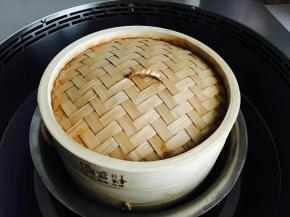 大火烧开，转中火，蒸五六分钟，闷三两分钟即可。