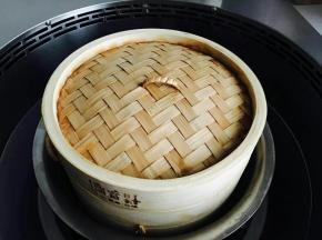 大火烧开，转中火，蒸五六分钟，闷三两分钟即可。