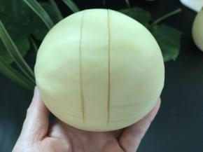 2、先用刀在瓜上划出蓝子的形状。