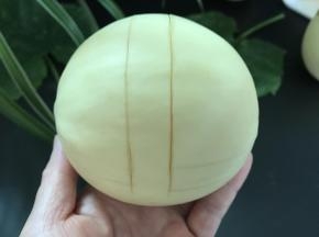2、先用刀在瓜上划出蓝子的形状。