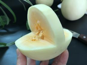 3、把蓝框边上的果肉切除。