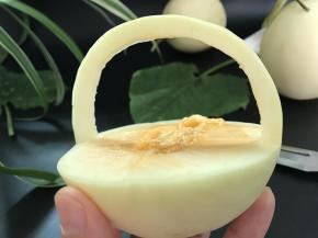 4、切掉花蓝环的果肉。