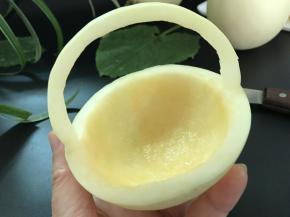 5、最后用勺子挖去下面的果肉。