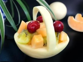 7、一蓝子满满的维生素哦，因为甜瓜中抗氧化性物质含量极高，具有清热祛暑的作用，特别适合在夏季食用。这样的水果蓝子孩子特别喜欢。