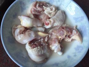 鸡腿洗净后斩块