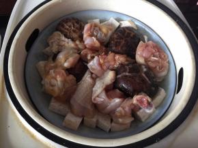 再放入电饭锅里蒸