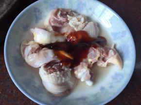 然后加入葱姜料酒、蚝油、生抽、盐搅拌均匀后腌制半小时