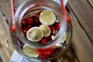 再放入切好的柠檬