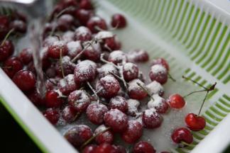 放入少量面粉，泡五分钟