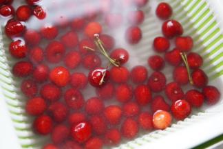 樱桃去柄，再一次清洗干净