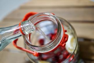 刚好够没过樱桃的样子