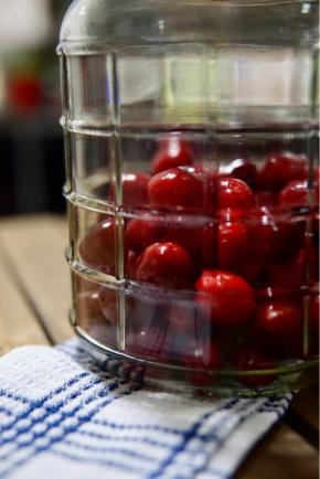 放入擦干的樱桃