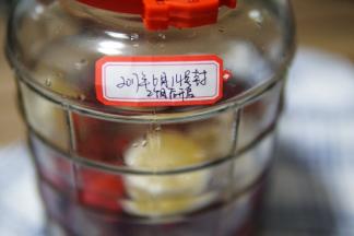 阴凉处放2个月后即可饮用。
（期间摇晃均匀）