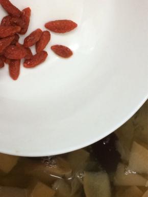 煲好以后，将枸杞子倒入在煲五分钟即可