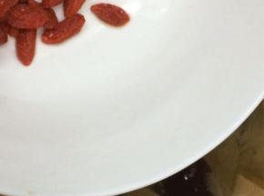 煲好以后，将枸杞子倒入在煲五分钟即可
