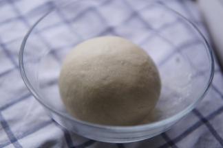 揉好的面团放入容器内。