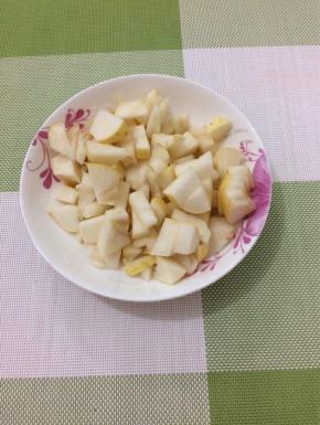 雪梨也切成小块