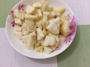 雪梨也切成小块