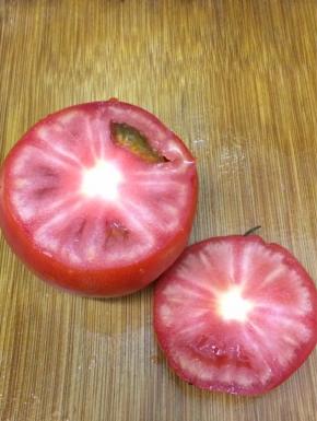 拿个西红柿，将顶部切去